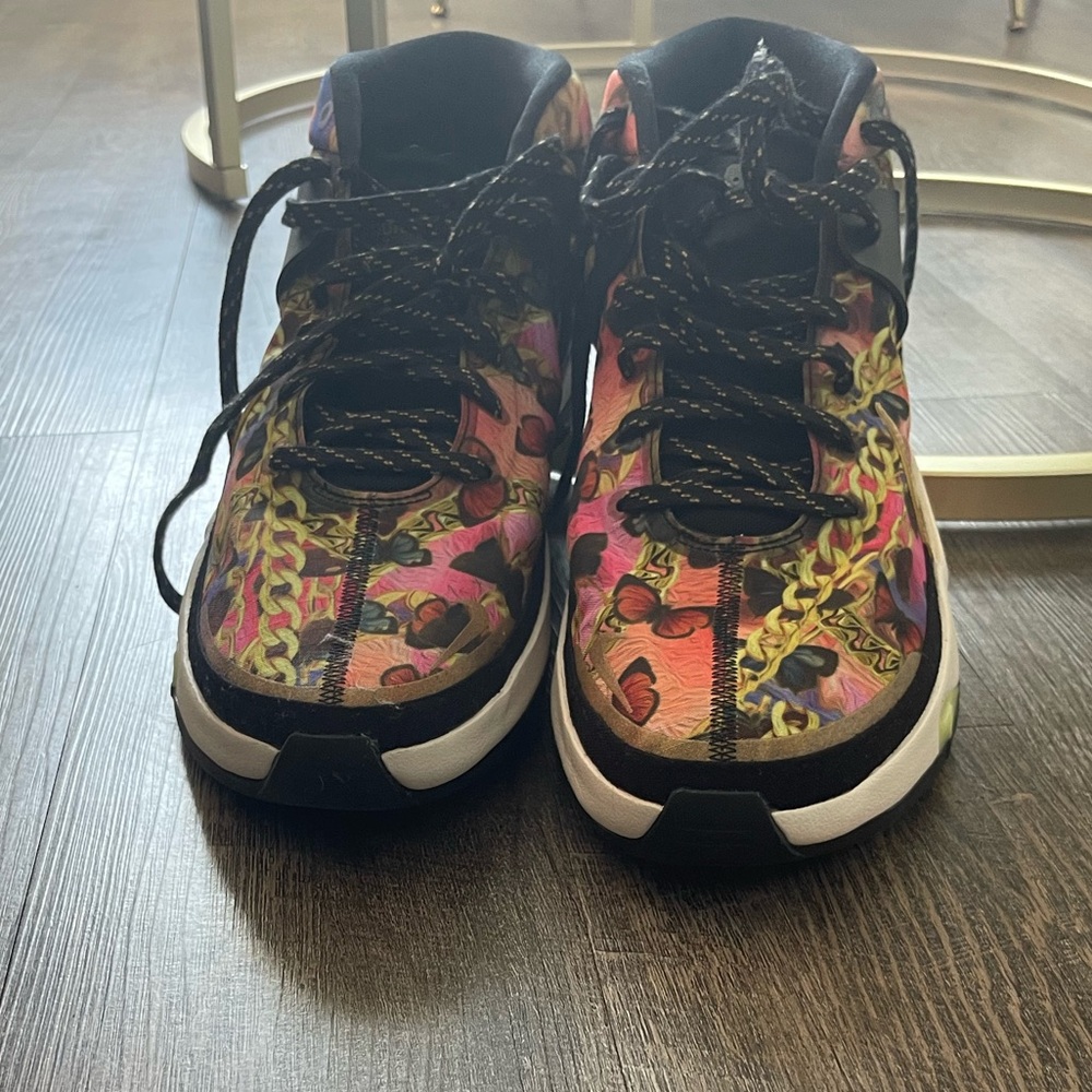 Basketball shoes